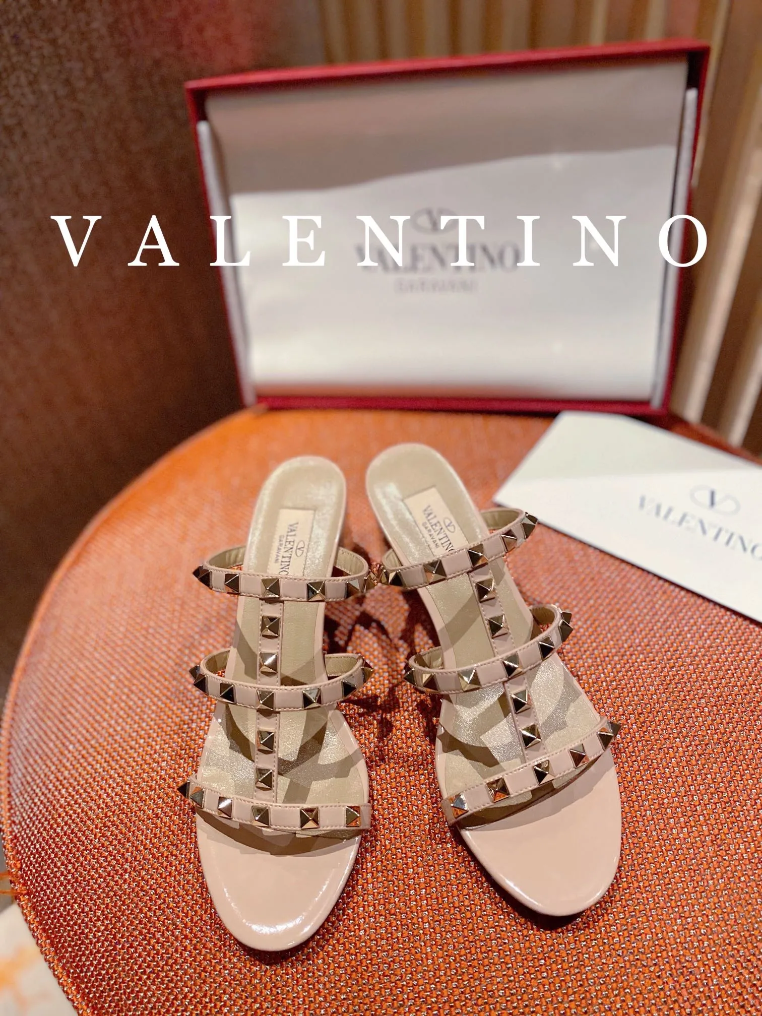 👟👟Ex-factory price 440👟👟 Women's shoes Women's clothing Women's shoes Women's shoes Women's clothing High-end quality 𝑉𝐴𝐿𝐸𝑁𝑇𝐼𝑁𝑂 Valentino ♡ͥ | Level🔍 The classic king slippers are also so beautiful The particularly high-quality hardware brings out a full sense of high-end. After putting it on your feet, you will be stunned and look super slim! The new season lives up to expectations! Worth buying ★Imported cowhide is absolutely high-grade ❥Original method is absolutely sensual ❥Elegant style creates a different feeling🙈 Simple temperament style!  ♡ show bdetails ———————���———— ⊿▸: Size｜35-40 (customized at 40.41.42) ⊿▸: Material｜Imported cowhide ⊿▸: Material | Padded sheepskin ⊿▸: Material | Italian🇮🇹 genuine leather outsole ⊿▸: Heel height｜6cm